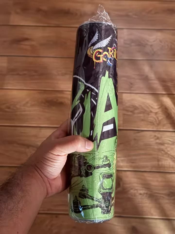 Hand hält ein aufgerolltes, individuell bedrucktes SETUPKING-Mauspad in transparenter Verpackung