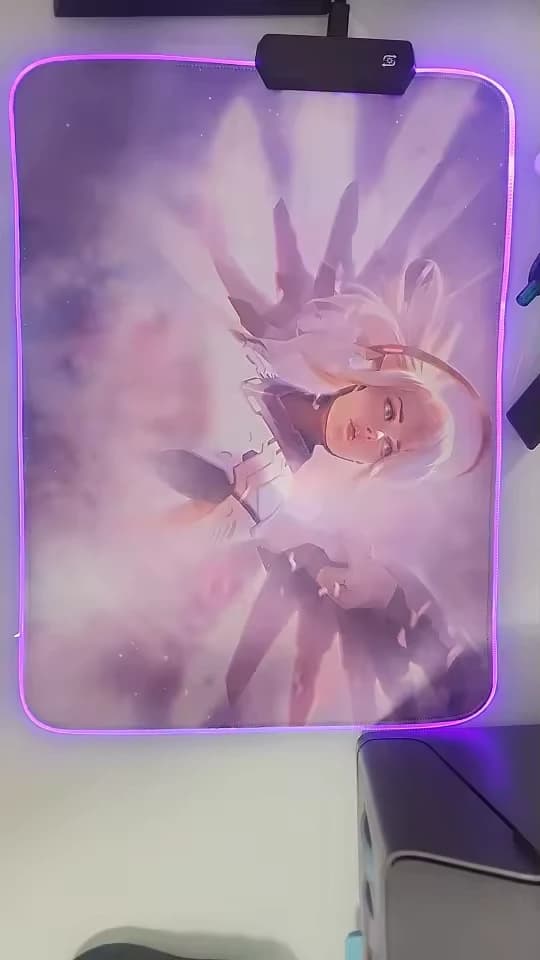SETUPKING-Mauspad mit hellem Druckmotiv, violettem RGB-Rand und Bedienelement