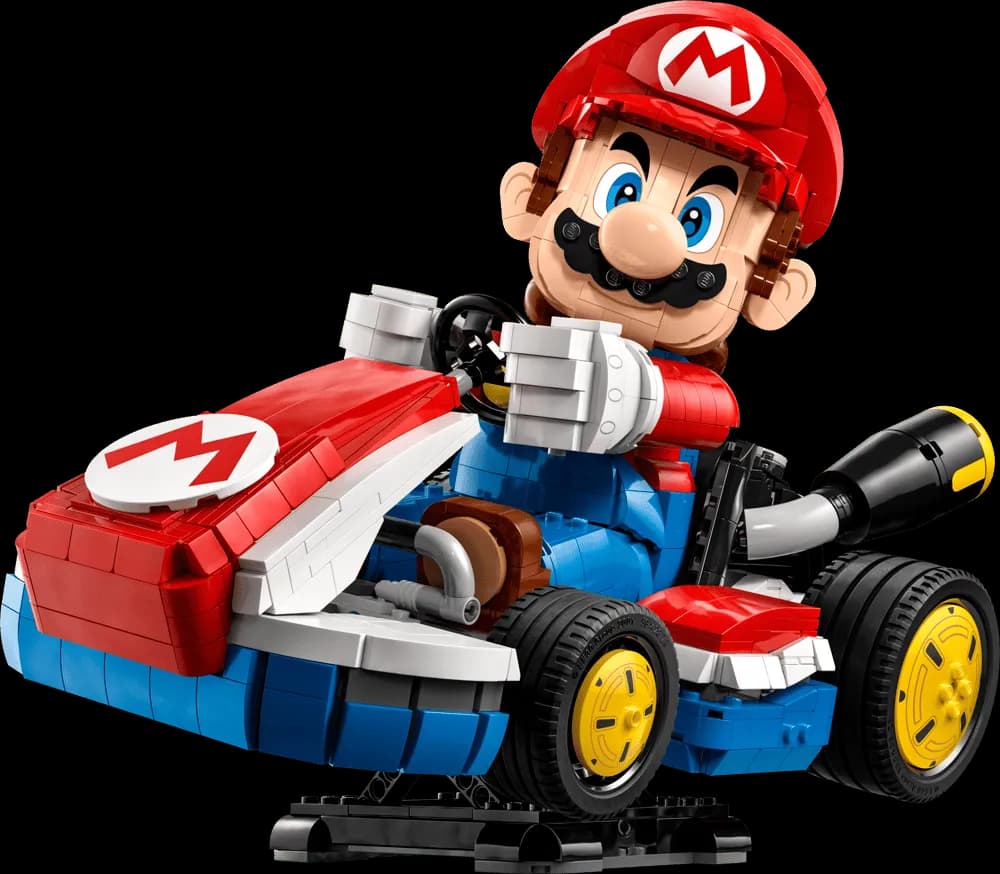LEGO Mario Kart: Mario & Standard-Kart (72037), Mario im roten Kart auf schwarzem Ständer, Herstellerbild