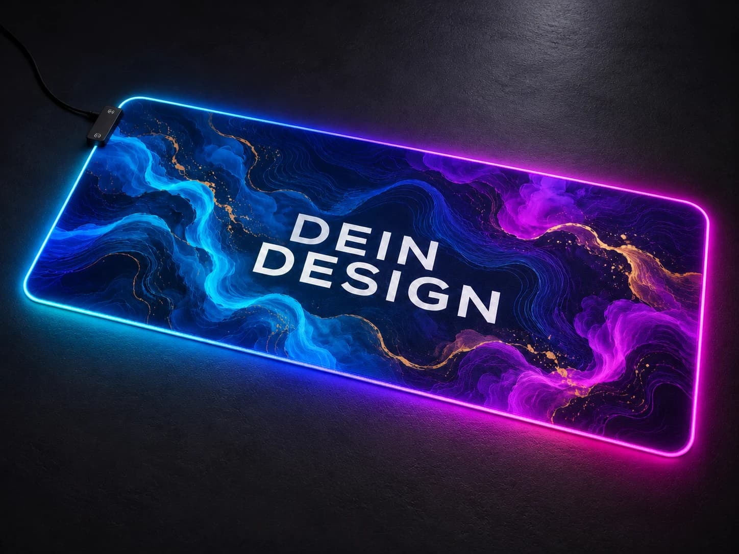 KI-Designvisualisierung eines RGB-Mauspads mit eigenem Motiv und dem Schriftzug DEIN DESIGN