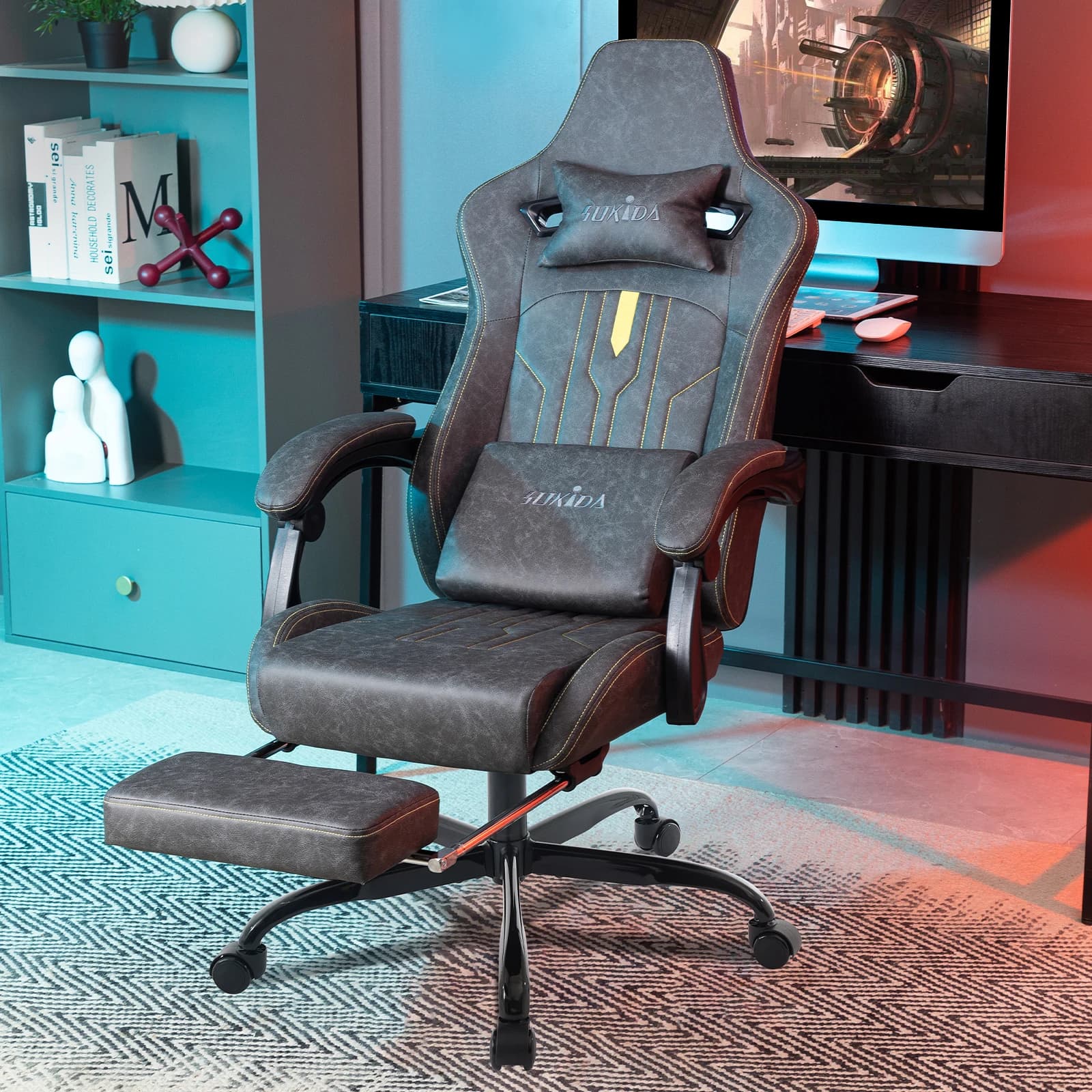 Ergonomischer Gaming-Stuhl mit Fußstütze in einem Gaming-Zimmer mit RGB-Beleuchtung